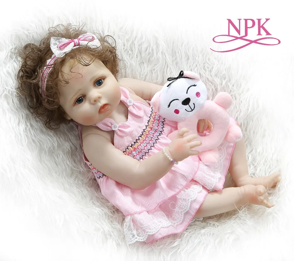 NPK 56 см цялото тяло slicone reborn baby doll момиче bebe кукла реборн играчка за баня с ръчни къдрава коса Анатомично Правилни0