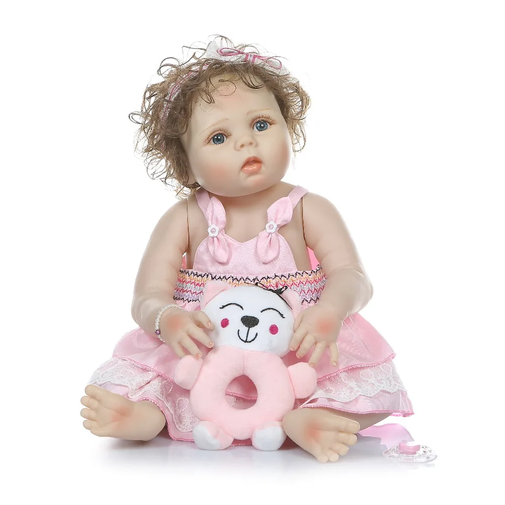NPK 56 см цялото тяло slicone reborn baby doll момиче bebe кукла реборн играчка за баня с ръчни къдрава коса Анатомично Правилни2