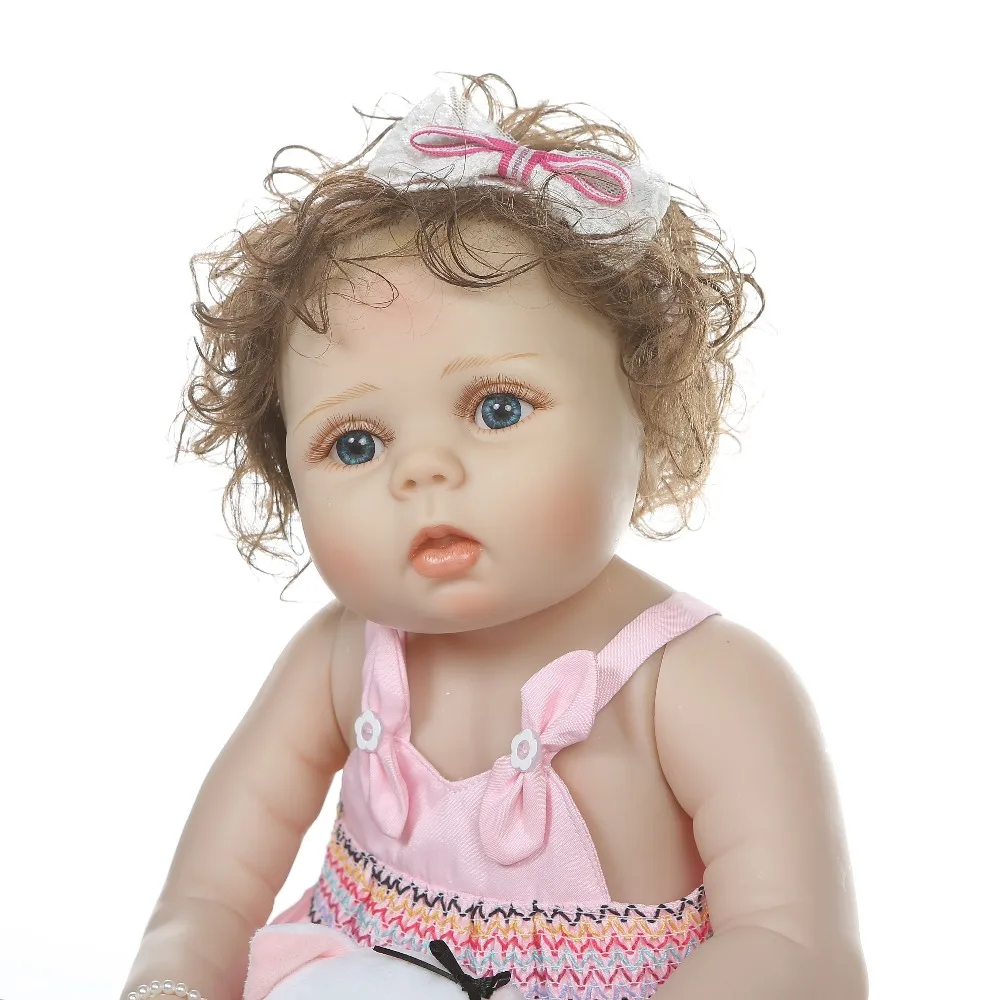 NPK 56 см цялото тяло slicone reborn baby doll момиче bebe кукла реборн играчка за баня с ръчни къдрава коса Анатомично Правилни3