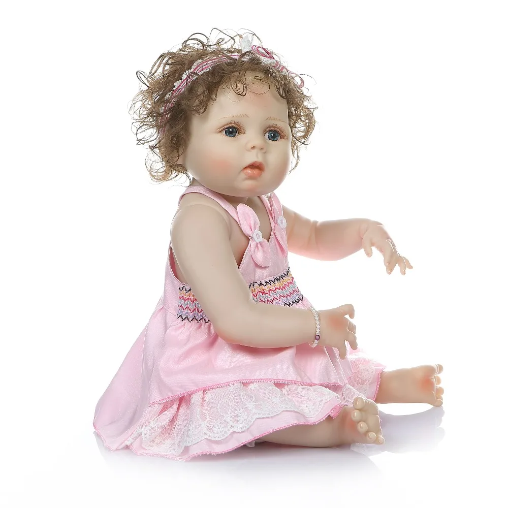 NPK 56 см цялото тяло slicone reborn baby doll момиче bebe кукла реборн играчка за баня с ръчни къдрава коса Анатомично Правилни4