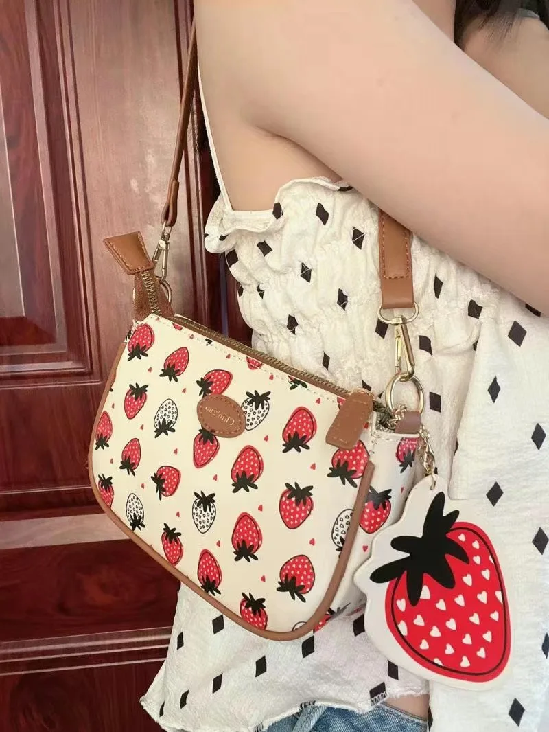 Модерни дамски чанти от веригата през рамо и под мишниците Нови Луксозни дизайнерски дамски апликации ягоди малки портмонета, чанти, красиви чанти-скитник от изкуствена кожа3
