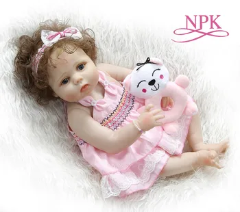 NPK 56 см цялото тяло slicone reborn baby doll момиче bebe кукла реборн играчка за баня с ръчни къдрава коса Анатомично Правилни