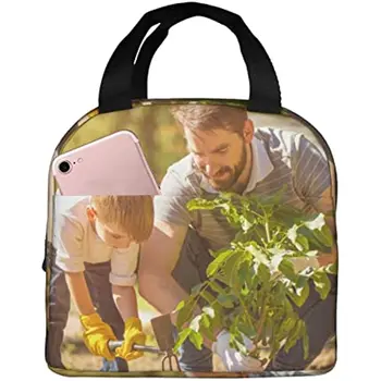 Бащата е придружен от малко момче, засаждане на дървета, чанта за обяд за един студент, изработени по поръчка кутия за обяд, чанта-тоут за приятелите на семейството