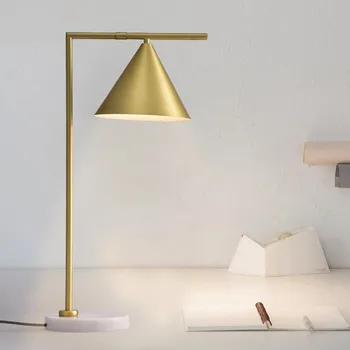 Италиански под лампа Nordic Wind Хол, Кабинет, спалня Прост модерен Ins Wind Gold Креативна Вертикална настолна лампа