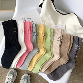 Нови обикновена чорапи конфетного цвят с бродирани букви на петата за спортни чорапи