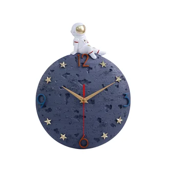 Скандинавските творчески стенни часовници с космонавт, безшумни часовници за всекидневна, декоративни часовници, бижута от смола